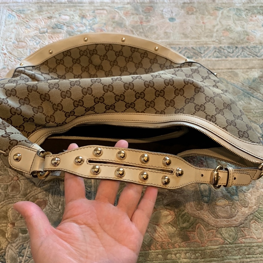 Gucci Hobo in tan cloth & Gucci embossing and cream leather and gold studs. - Picture 2 of 11
